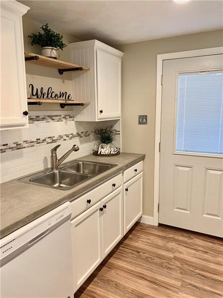 Highlights of the kitchen - Rustic shelving and a 