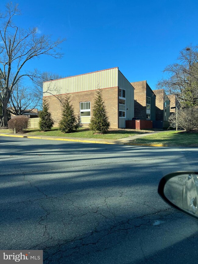 11390 Links Dr, Reston, VA 20190 - photo 3