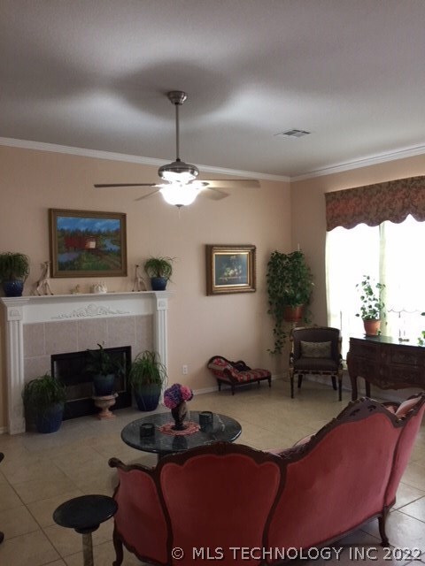 Beautiful living room with 10 ft ceiing