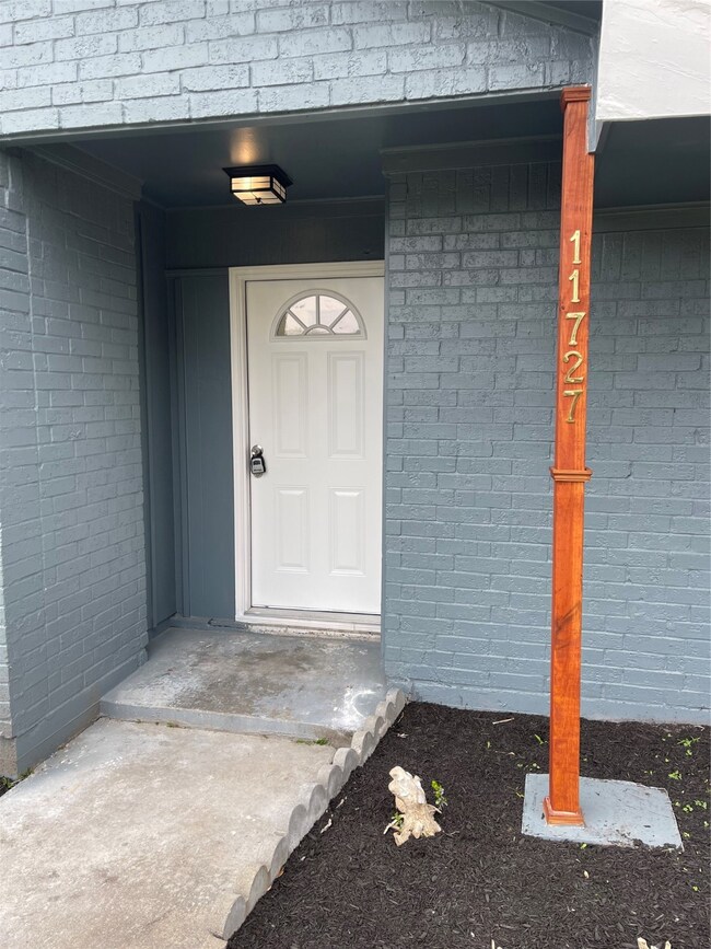 11727 Kirkway Dr, Houston, TX 77089 - photo 2