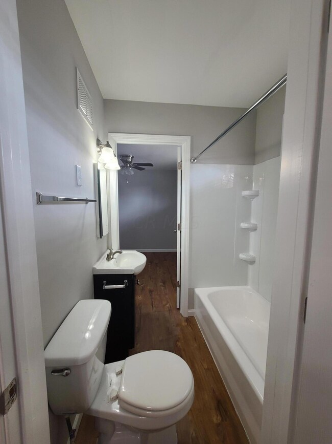 406 Kelton Ave unit E, Columbus, OH 43205 - photo 7