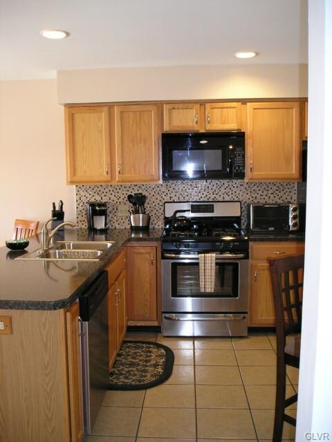 Double Stainless Sink, Matching Appliances & Newer