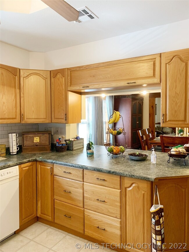 1111 W Cummings St, Henryetta, OK 74437 - photo 5