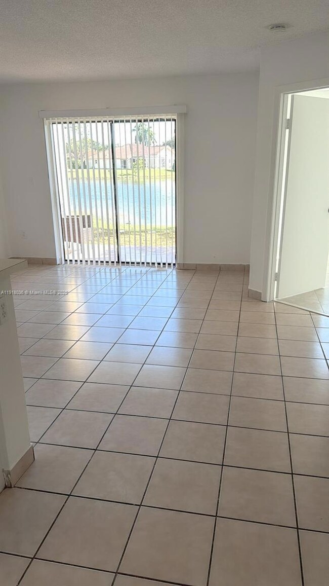 450 Palm Cir W unit 104, Pembroke Pines, FL 33025 - photo 3