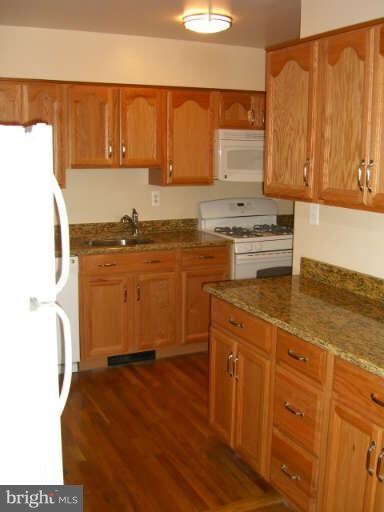 5901 Roanoke Ave, Riverdale, MD 20737 - photo 6