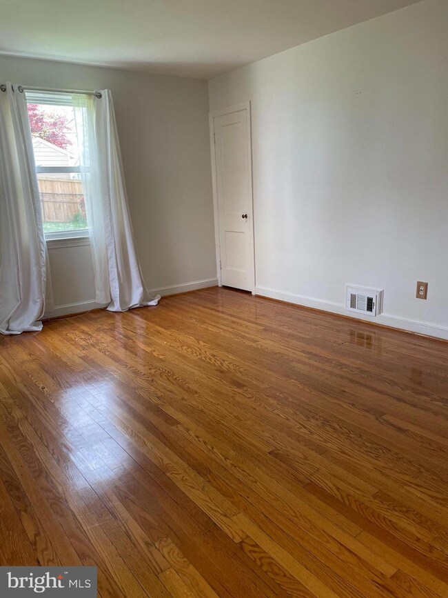 509 E Schuyler Rd, Silver Spring, MD 20901 - photo 3