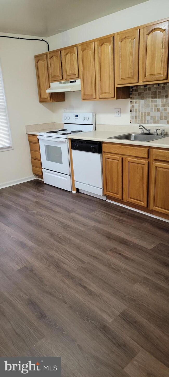 8547 Pioneer Dr, Severn, MD 21144 - photo 5