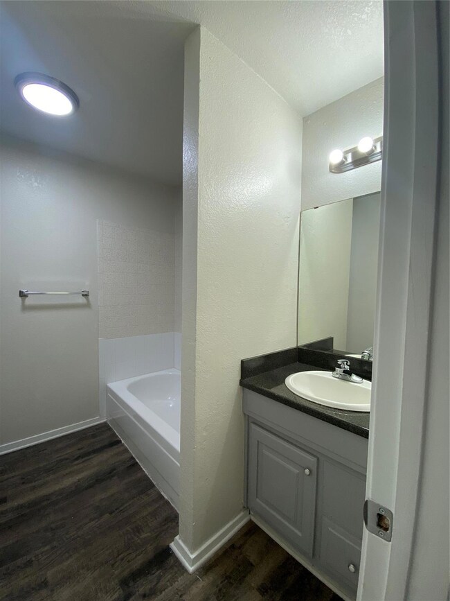 1302 Berry Dr unit D, Cleburne, TX 76033 - photo 6