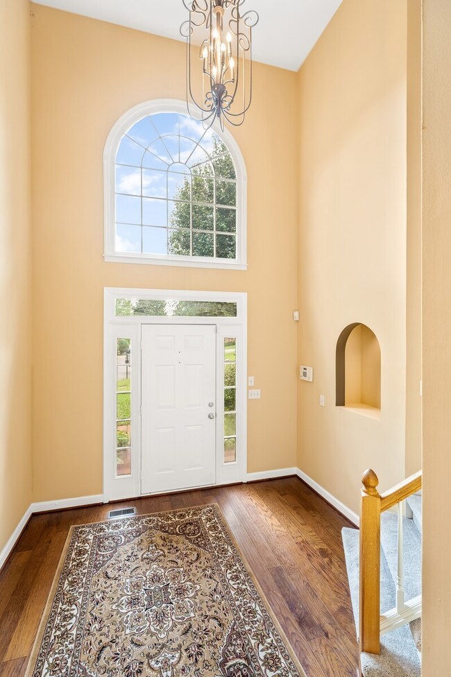 A grand entry with tons of natural light. This home is on a quiet culdesac located only 15 minutes to downtown Nashville.