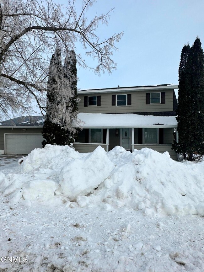 401 8th St NE, Jamestown, ND 58401 - photo 2