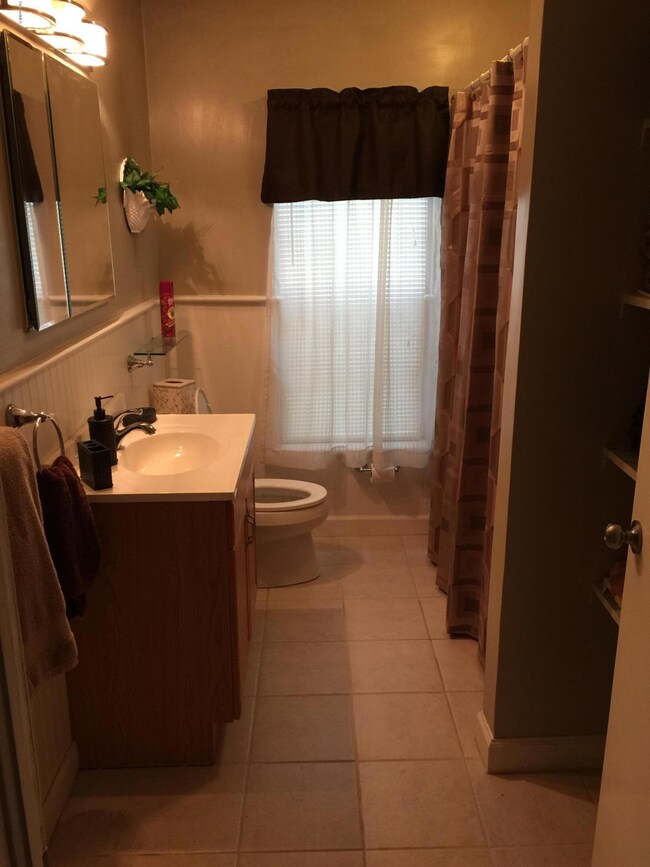 917 East Apt Bath