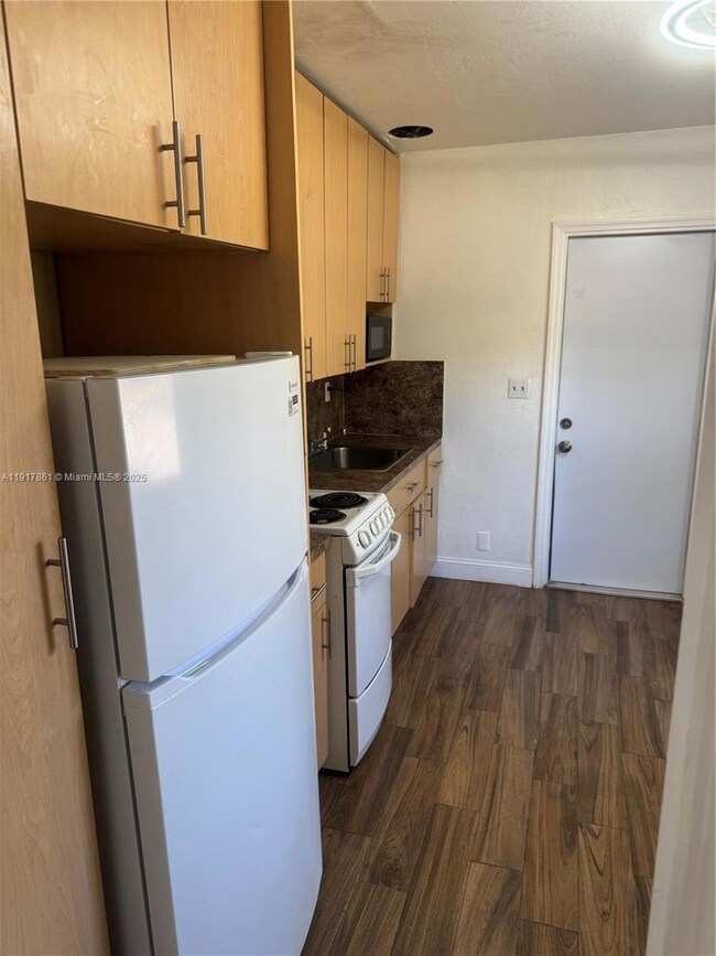 2404 Roosevelt St unit 1, Hollywood, FL 33020 - photo 5