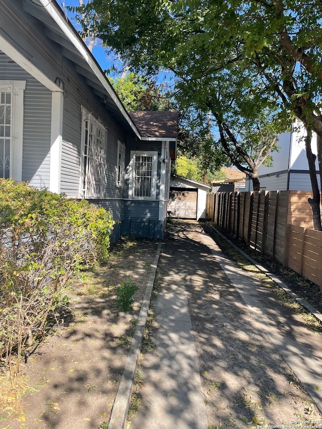 1413 E Crockett St, San Antonio, TX 78202 - photo 2