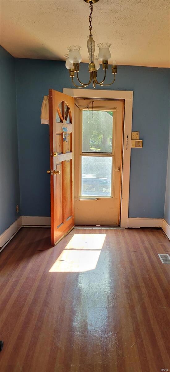 Door enrty and small open room
