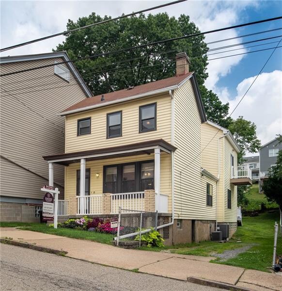 2 -3 vehicle parking in driveway! Bigger than it looks from outside!