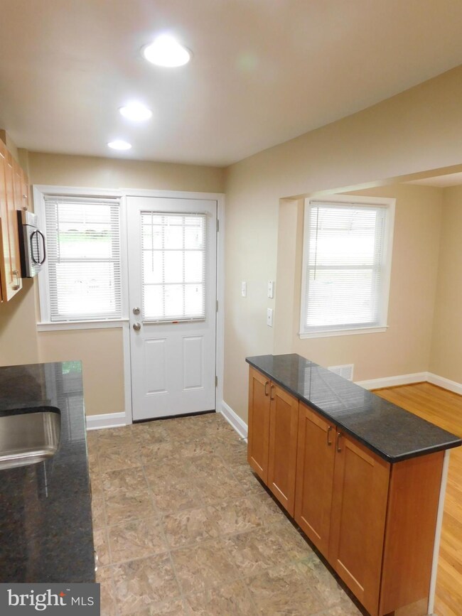 586 Lucia Ave, Baltimore, MD 21229 - photo 7