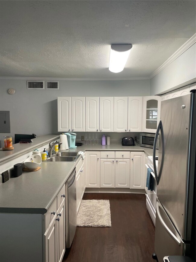 lots of storage in kitchen