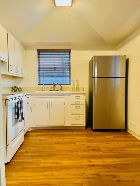 594 S Hillcrest Ave, Elmhurst, IL 60126 - photo 2