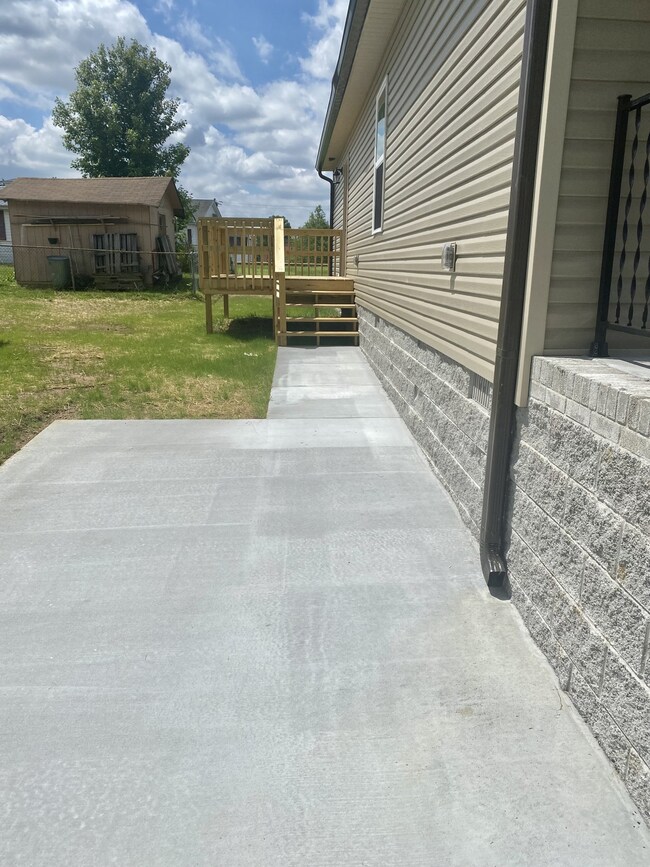 305 W Coffee St, Manchester, TN 37355 - photo 4