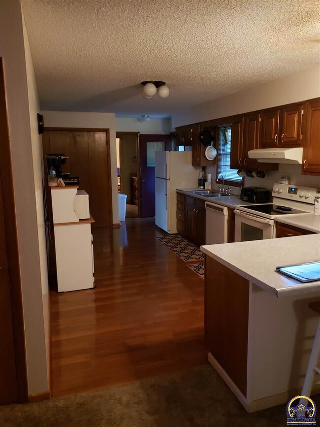 3419 SW James St, Topeka, KS 66614 - photo 7