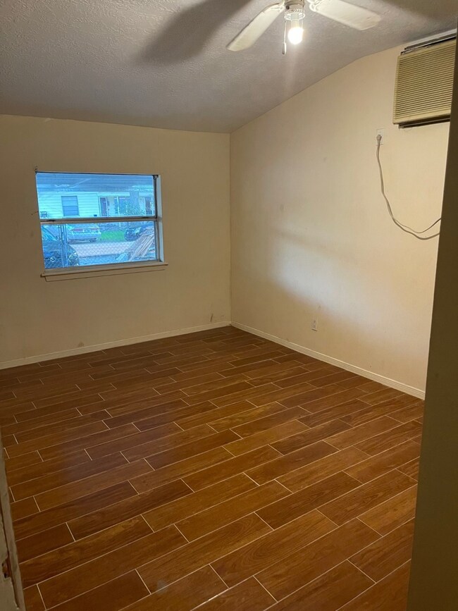65 Fichter St, Houston, TX 77022 - photo 6