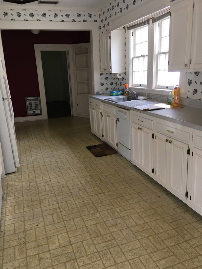 307 E 4th St, Donalsonville, GA 39845 - photo 3