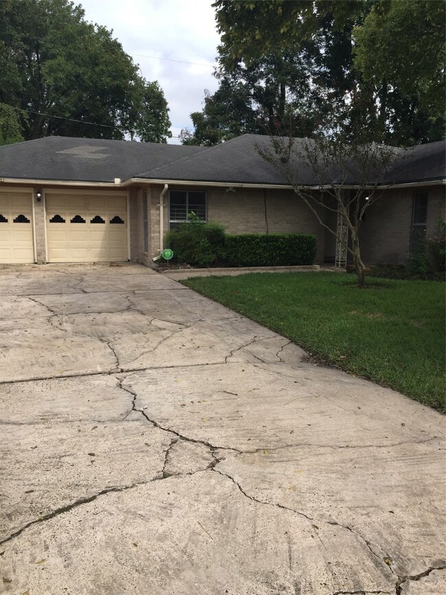 615 Hurley St, Houston, TX 77022 - photo 2