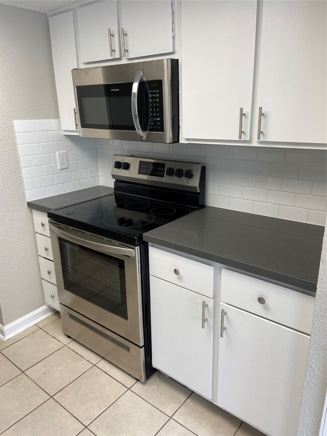 5630 Birchmont Dr unit C, Houston, TX 77091 - photo 3