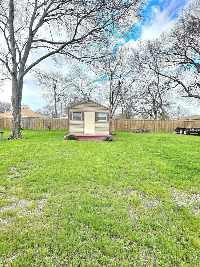 711 E 5th St, Bonham, TX 75418 - photo 3