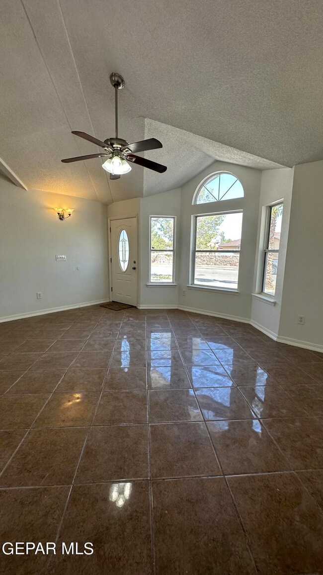 425 Las Palomas Dr, Horizon City, TX 79928 - photo 2