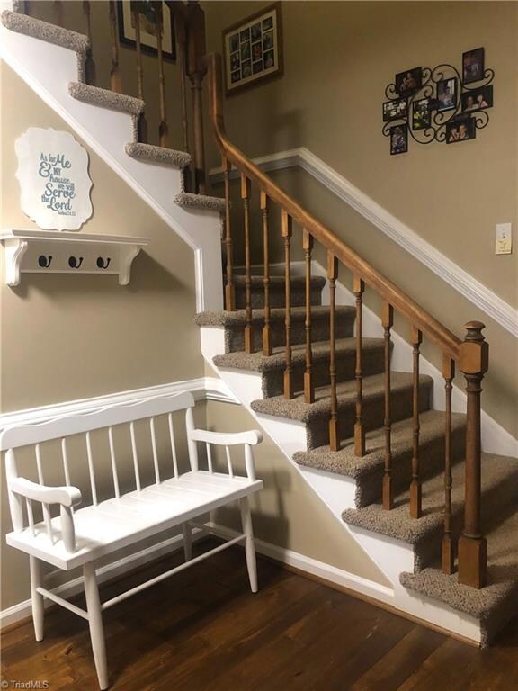 Foyer and staircase to 2nd level