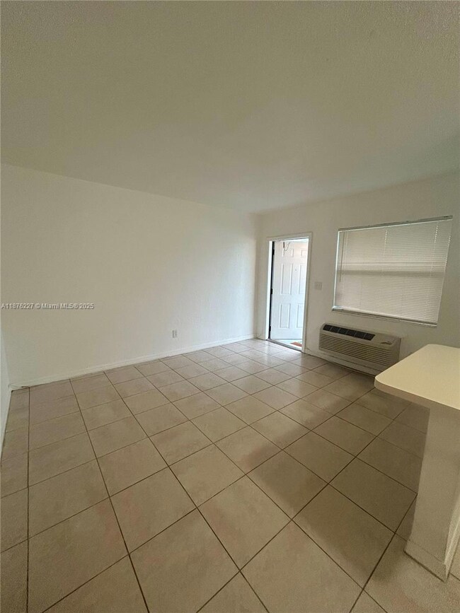 1119 NE 15th St unit 2, Fort Lauderdale, FL 33304 - photo 2