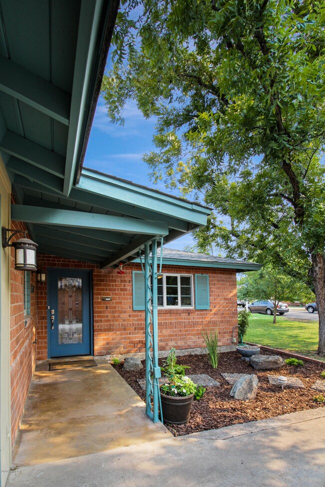 5748 North 18th Place-54