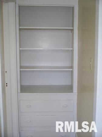 1606 1/2 E 12th St, Davenport, IA 52803 - photo 2