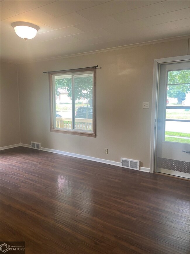 209 W Nishna Rd, Shenandoah, IA 51601 - photo 5