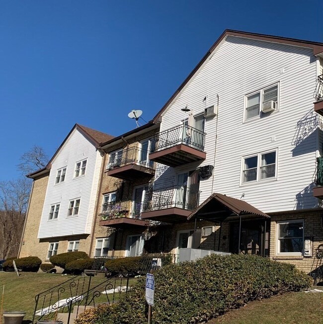 81 High St unit 14, Amesbury, MA 01913 - photo 2