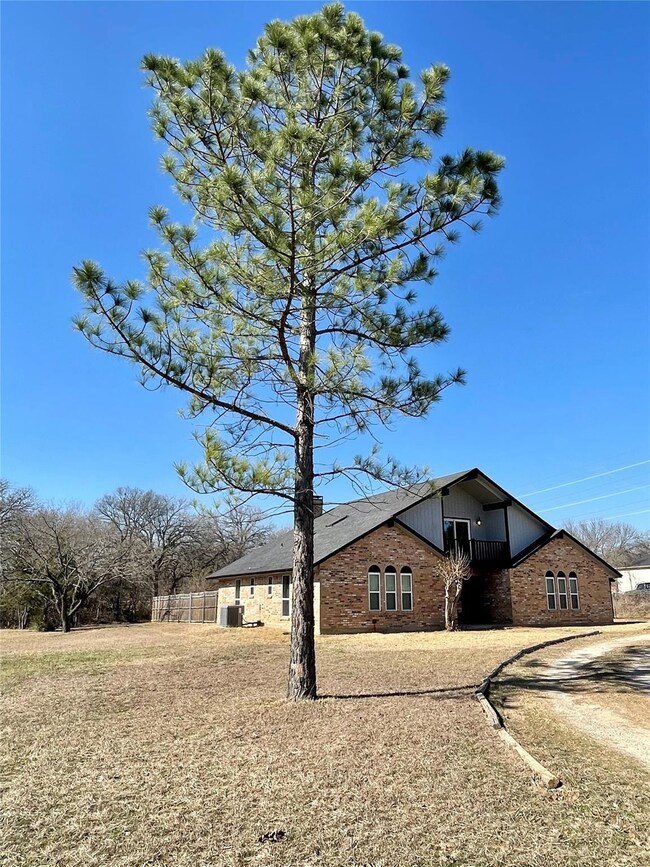 1924 Live Oak Cir, Azle, TX 76020 - photo 2