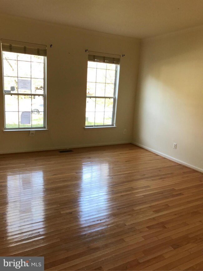 10127 Ellard Dr, Lanham, MD 20706 - photo 4