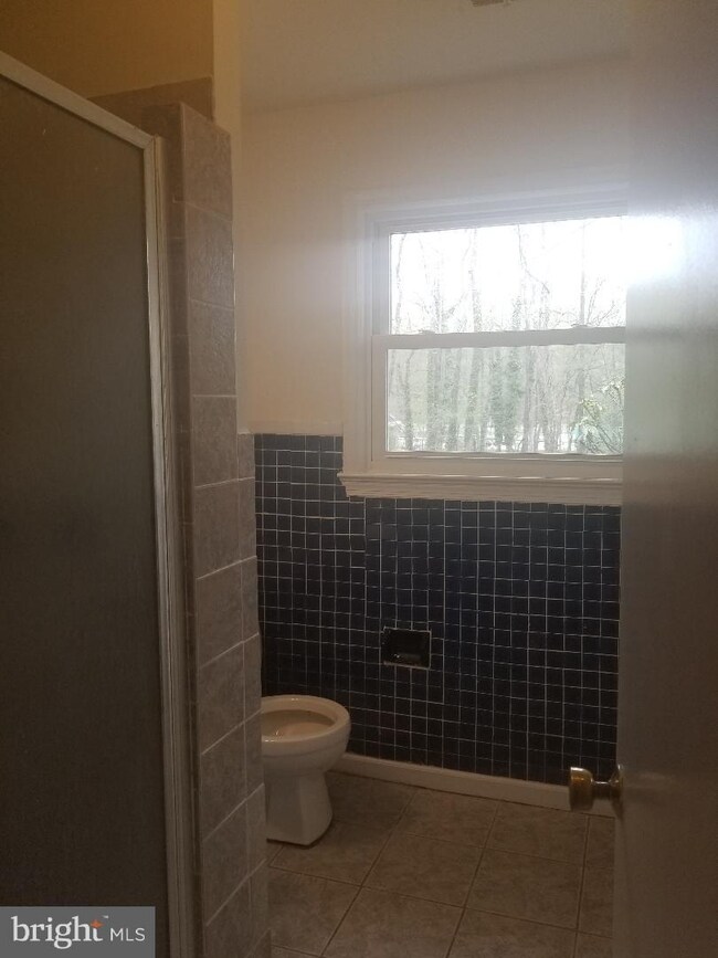 5400 Stratford Ln, Temple Hills, MD 20748 - photo 2