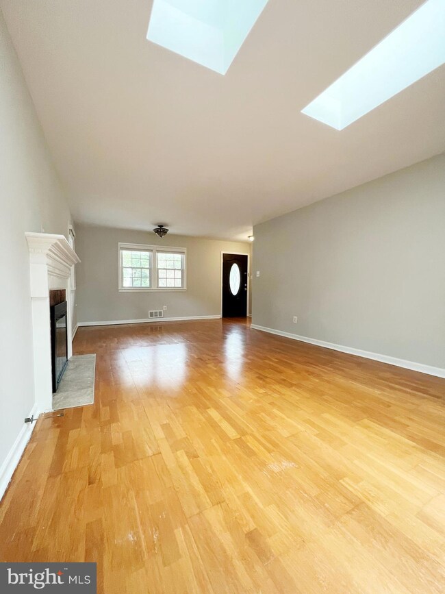 1403 Wake Forest Dr, Alexandria, VA 22307 - photo 5