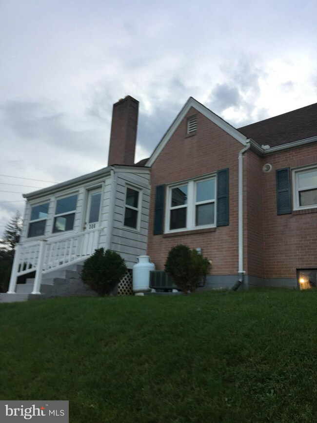 309 Mineral St, Strasburg, VA 22657 - photo 4