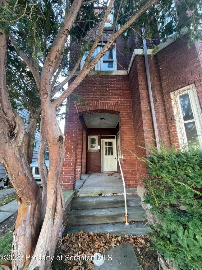 133 Susquehanna Ave, Olyphant, PA 18447 - photo 2