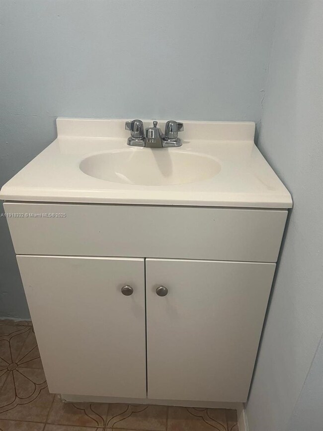 671 E 12th Place unit b, Hialeah, FL 33010 - photo 3