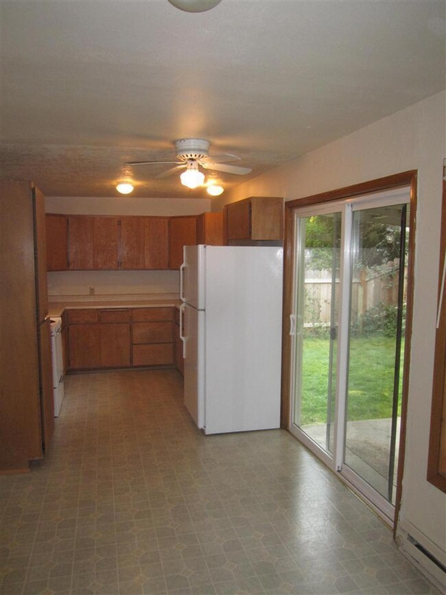 1104 NW Elm St, Grants Pass, OR 97526 - photo 3