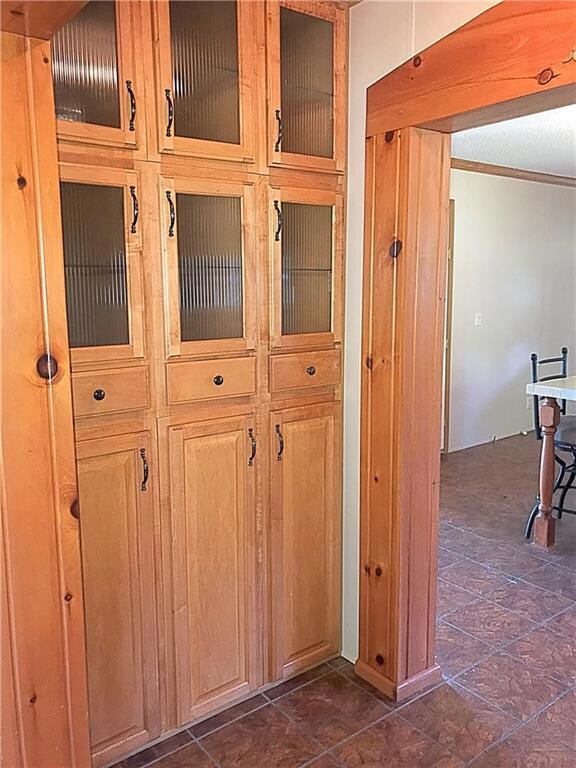 Extra cabinetry between kitchen and dining room