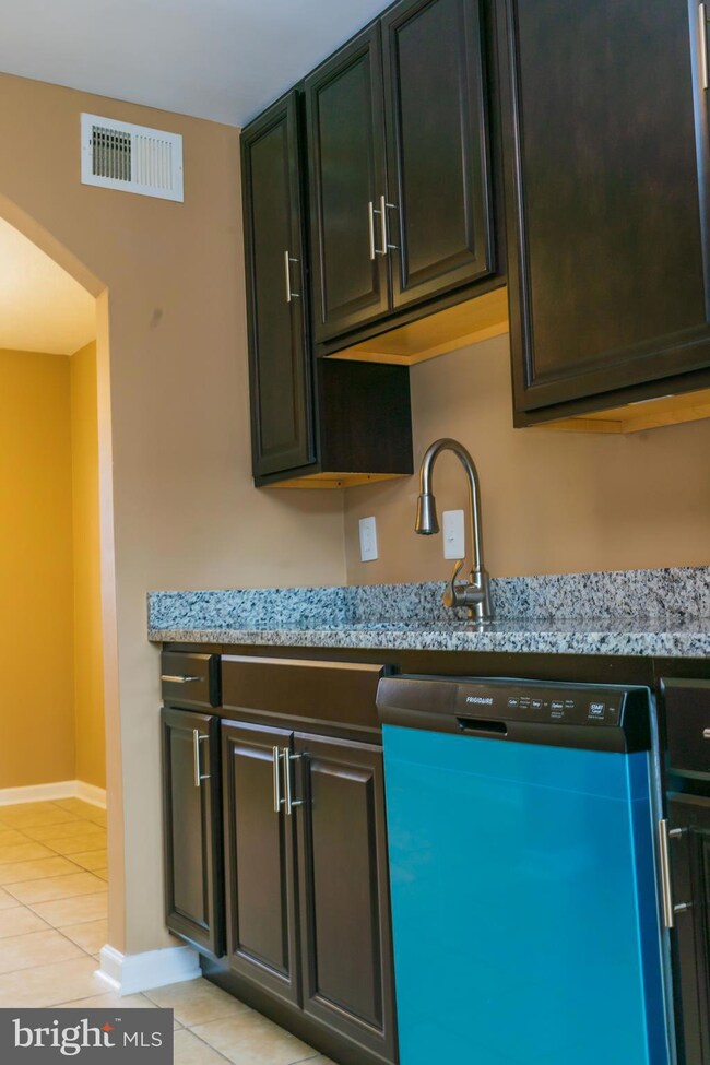 2403 Kent Village Dr, Hyattsville, MD 20785 - photo 5