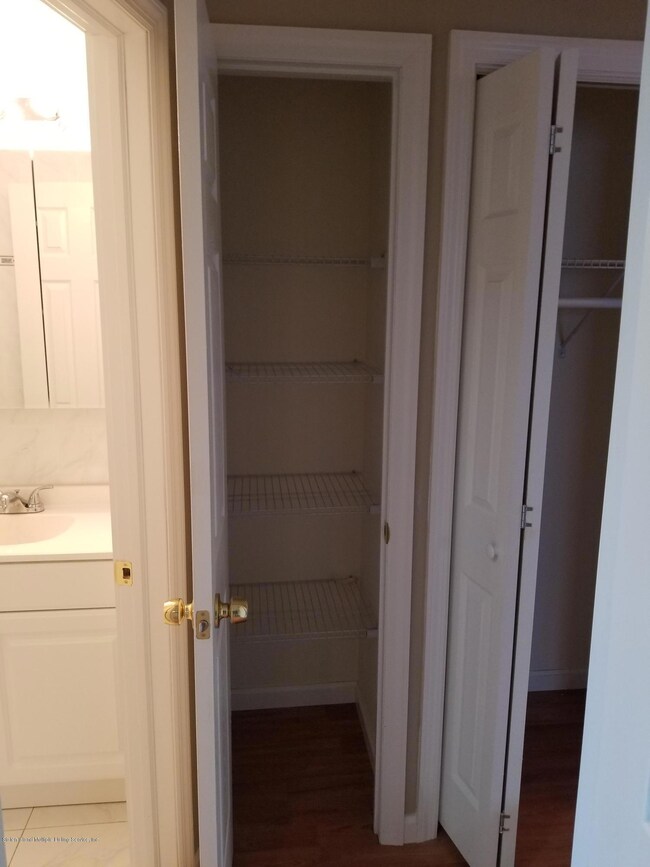 1st Fl closet