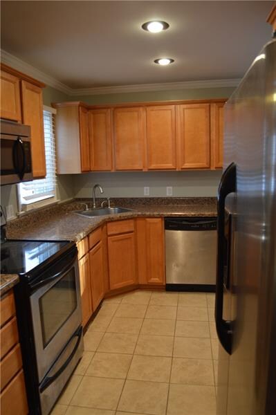 Kitchen w/ lots of cabinets, matching appliances