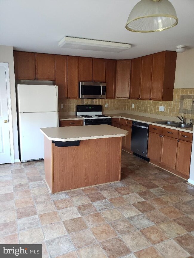 407 Hupps Hill Ct, Strasburg, VA 22657 - photo 2