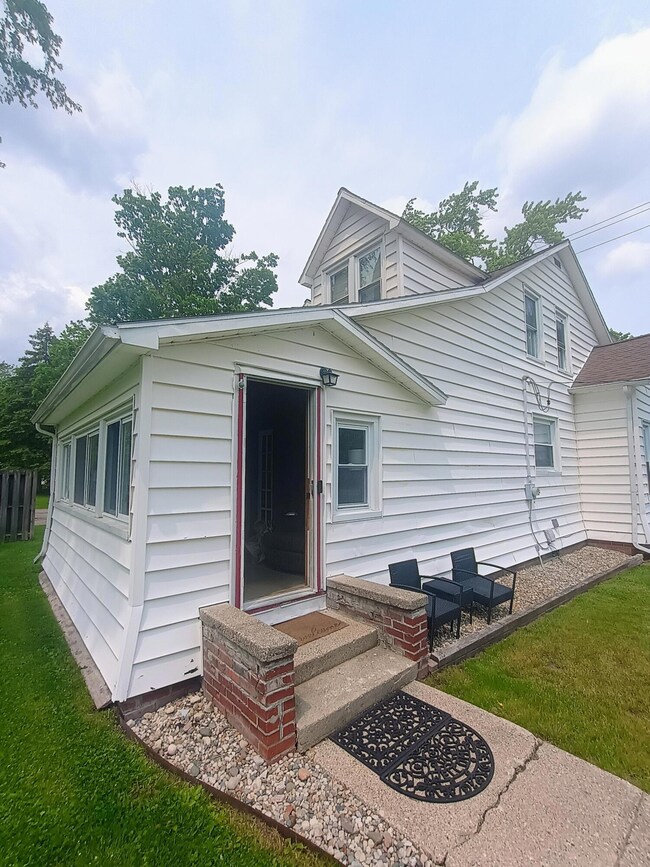 315 Spring St, Big Rapids, MI 49307 - photo 3